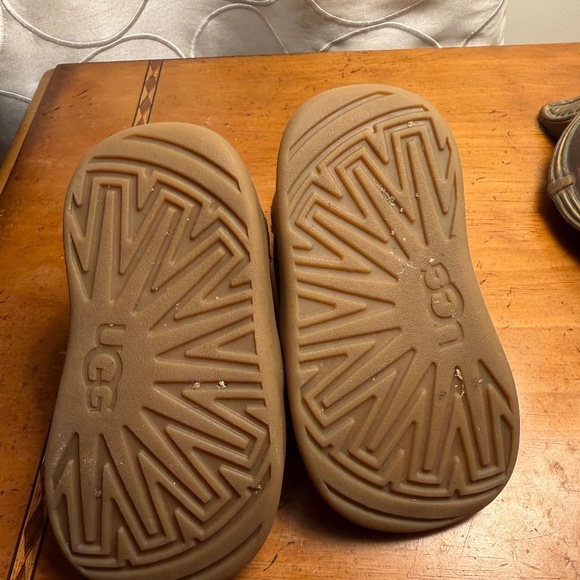 Toddler Ugg boots - Picture 1 of 3